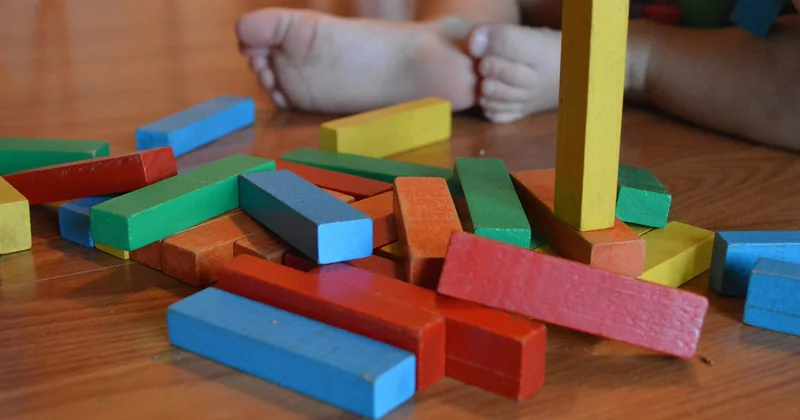 Que proposer pour les activités sensorielles de type Montessori à la maison ?