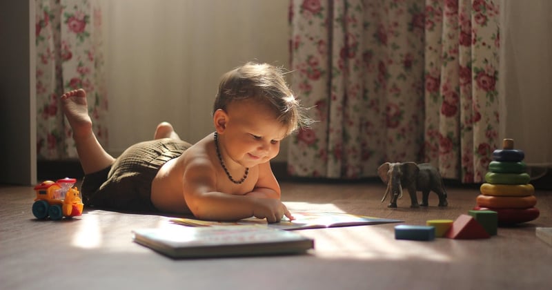 Éveil sensoriel de bébé : 12 activités faciles à la maison (6-12 mois)